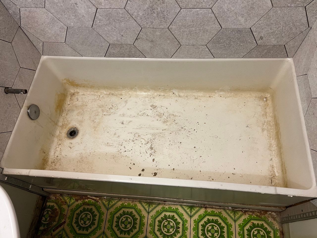 How to Remove Yellow Water Stains from a Bathtub