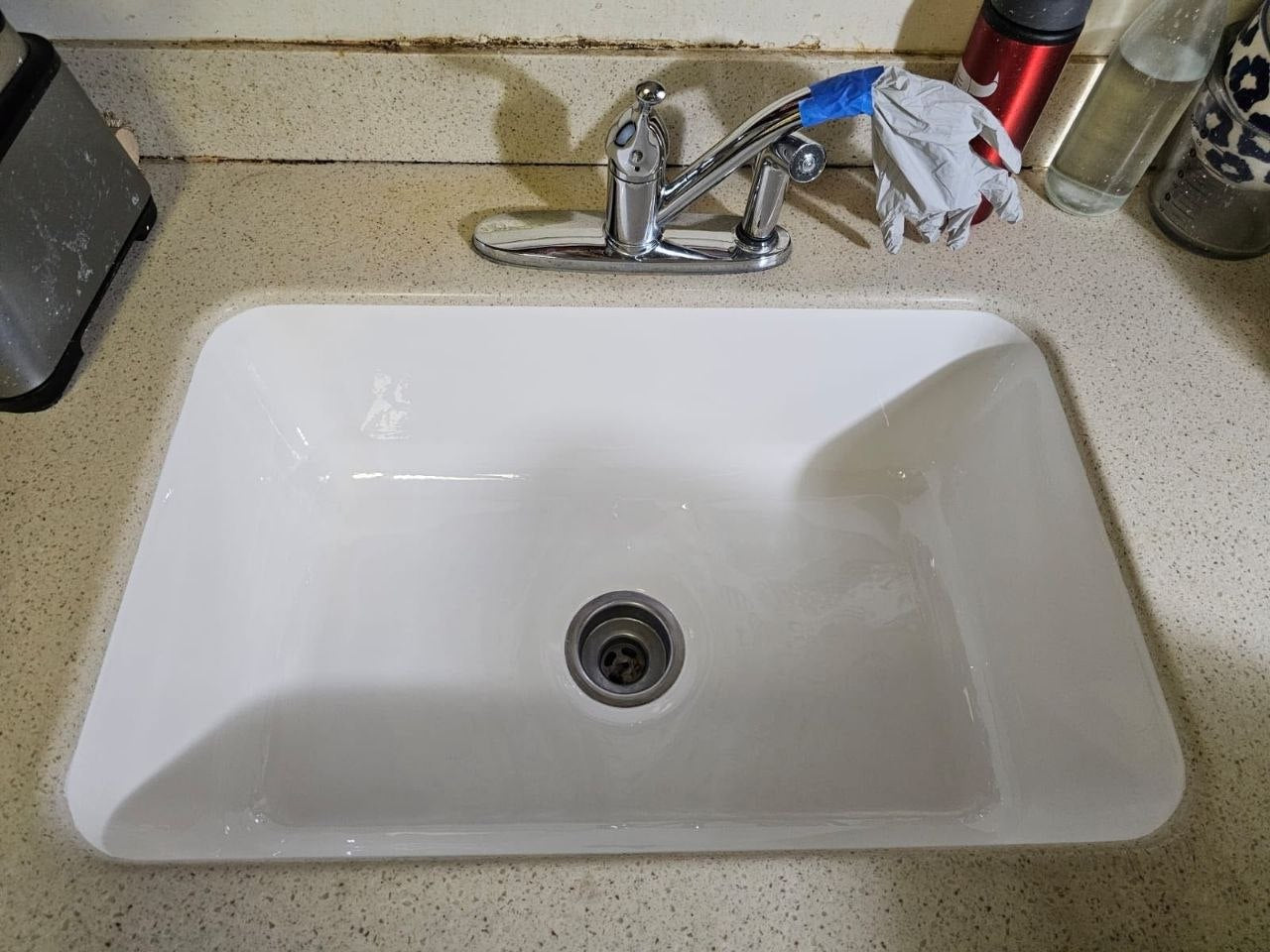 Standard: one bowl sink, bathroom sink, pedestal sink