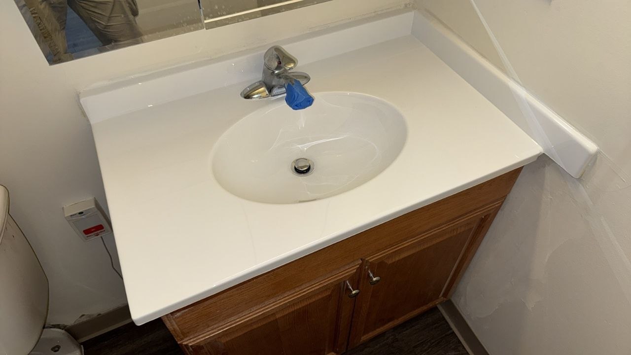 Standard: one bowl sink, bathroom sink, pedestal sink