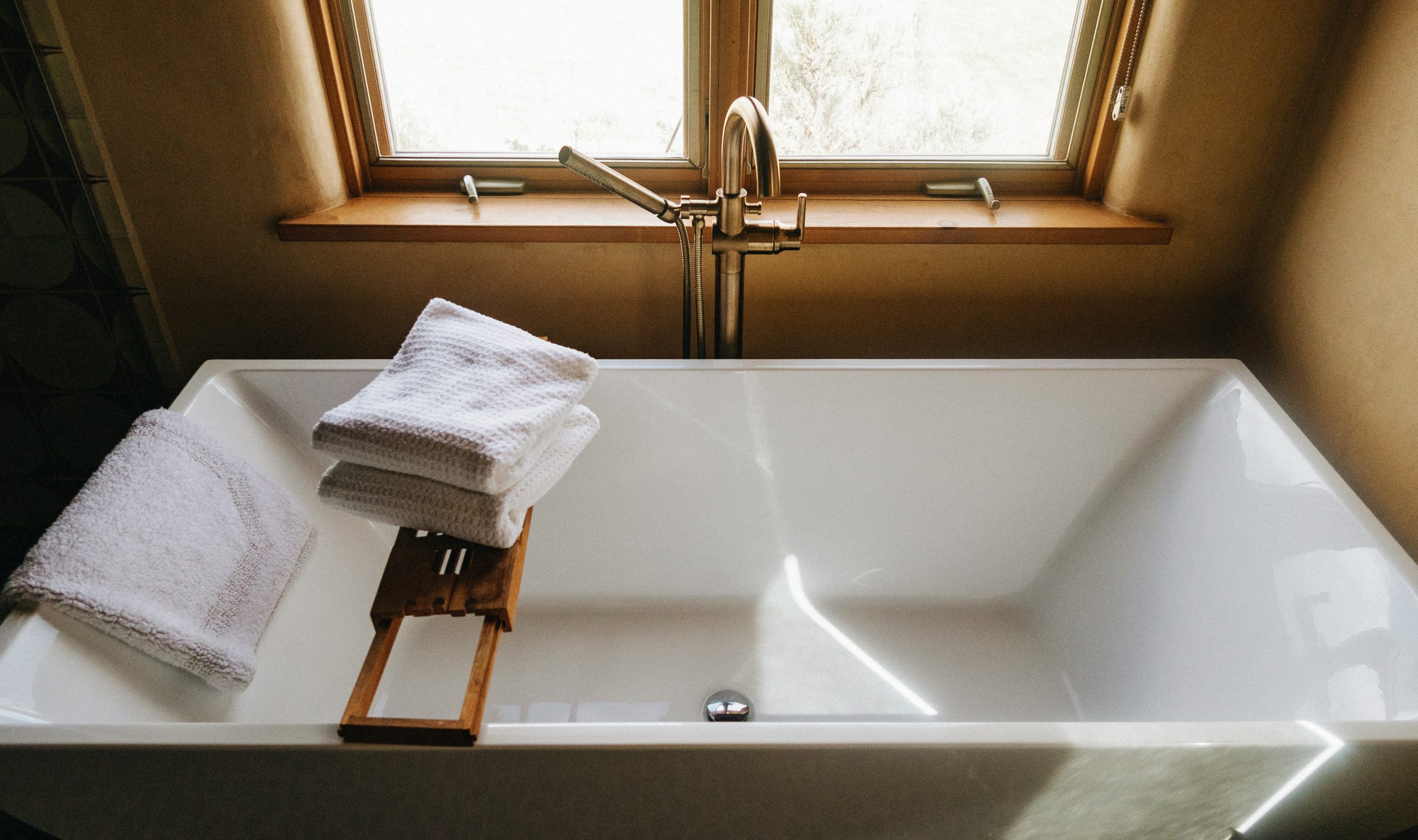 Cleaning bathtub naturally