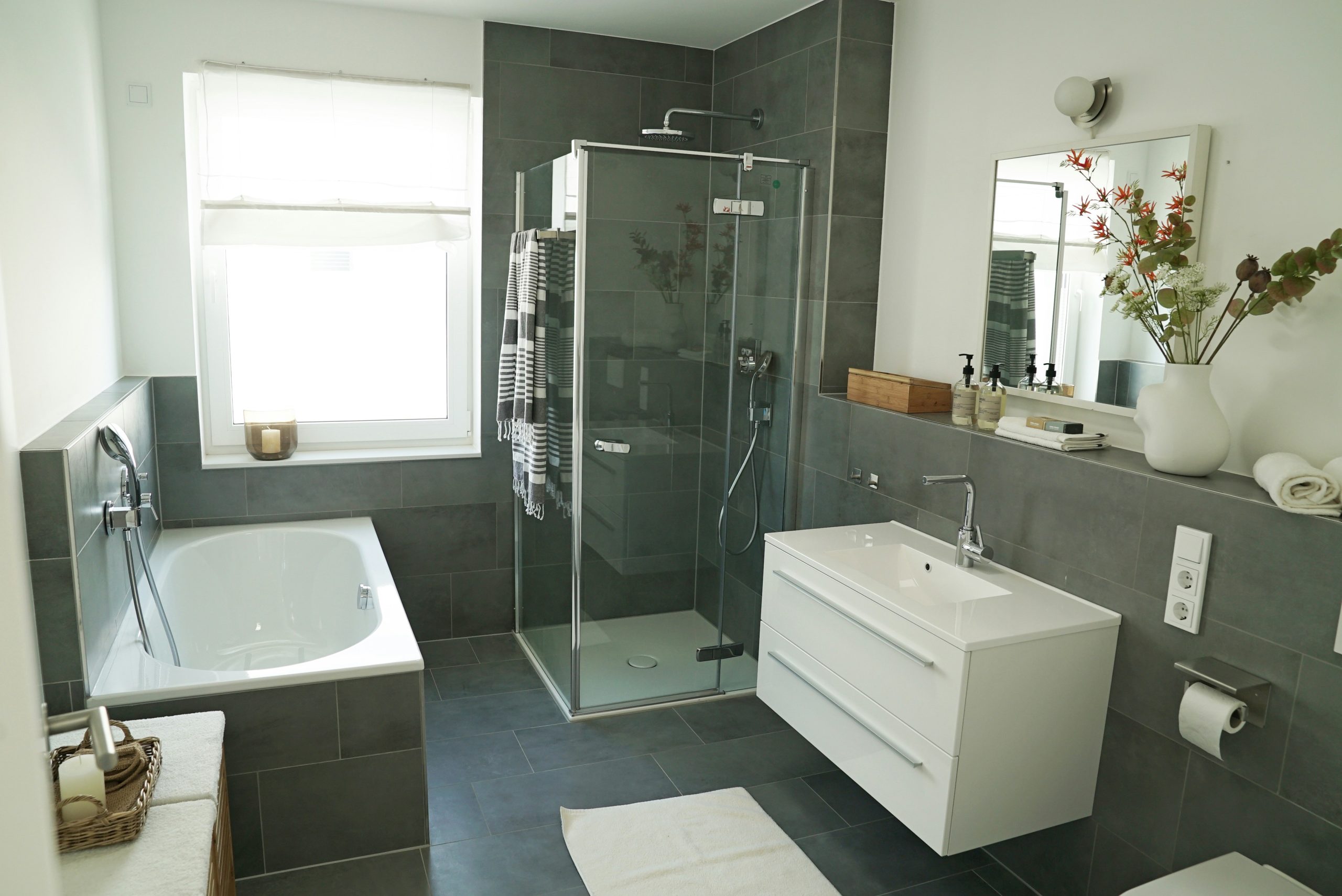 Commercial cleaner for bathtubs
